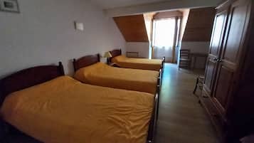 Superior Triple Room | Hypo-allergenic bedding, blackout curtains, iron/ironing board