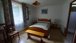 Tradicionális szoba kétszemélyes ággyal, kilátással a dombra | Hipoallergén ágynemű, sötétítőfüggöny, vasaló/vasalódeszka és ágynemű