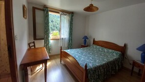 Standard egyágyas szoba, kilátással a hegyre | Hipoallergén ágynemű, sötétítőfüggöny, vasaló/vasalódeszka és ágynemű