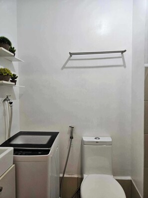 シャワー、ヘアドライヤー、ビデ、タオル