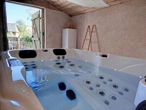 Indoor spa tub