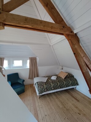5 bedrooms, iron/ironing board, travel crib, free WiFi