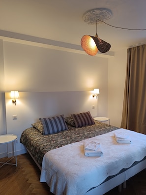 5 habitaciones, tabla de planchar con plancha y cuna de viaje