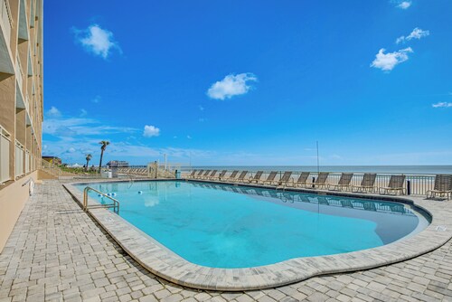 Cozy Daytona Beach Condo - Steps to Ocean!