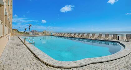 Cozy Daytona Beach Condo - Steps to Ocean!