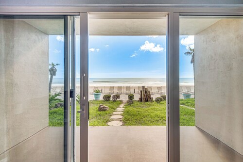 Cozy Daytona Beach Condo - Steps to Ocean!