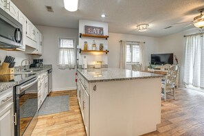 Apartment (2 Bedrooms) | Interior - 3 Mi to Fishing Pier: Comfy Myrtle Beach Condo (Surfside Beach)