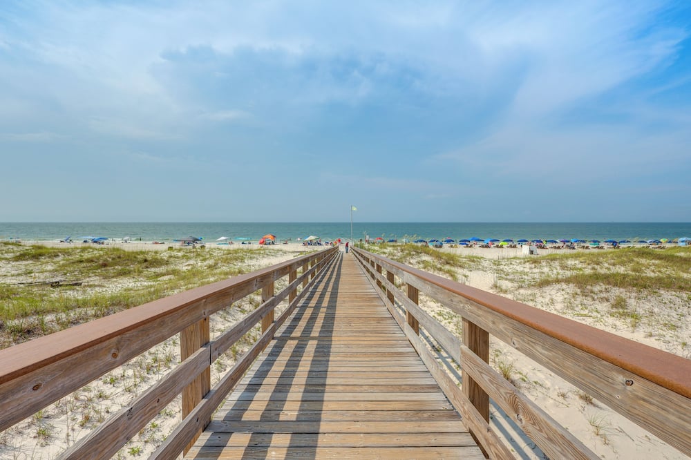 Beachy Gulf Shores Condo w/ Pool, Walk to Shore!