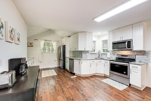 House (5 Bedrooms) | Interior