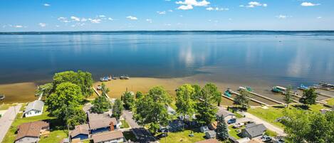 Una zona residencial con casas, un muelle y un lago tranquilo.
