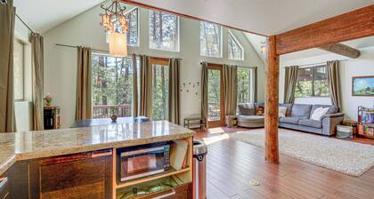 6 Mi to Mt Union: Peaceful Cabin w/ Deck