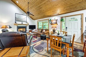 Una televisión, una chimenea, libros