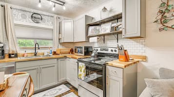 House (2 Bedrooms) | Interior