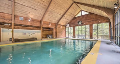 Sapphire Valley Condo w/ Pool & Lake Beach Access!