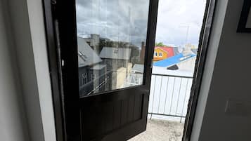 Economy for 2 with Balcony | Vista a la calle