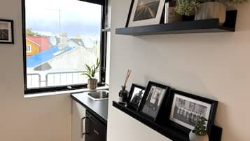 Economy for 2 with Balcony | Cuisine privée | Mini réfrigérateur, micro-ondes