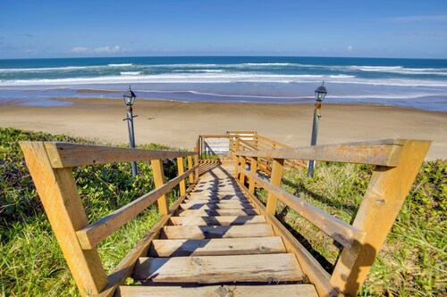 Comfortable Lincoln City Condo w/ Patio & Views!