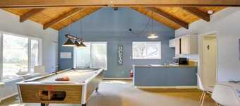 Comfortable Lincoln City Condo w/ Patio & Views!