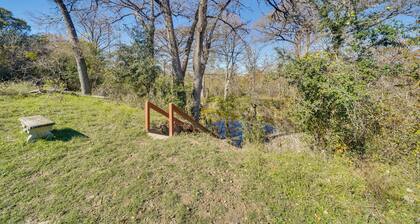 Bandera Carriage House w/ Medina River Access!