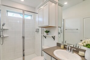 Interior - Rosenberg Apartment, 10 Mi to Smithers Lake (Richmond)