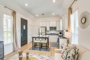 Apartment (1 Bedroom) | Interior - Rosenberg Apartment, 10 Mi to Smithers Lake (Richmond)