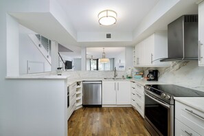 Geladeira, micro-ondas, fogão, cooktop