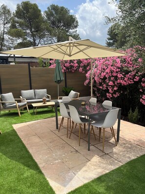 Outdoor dining - Charming little house between nature and the sea (La Motte)