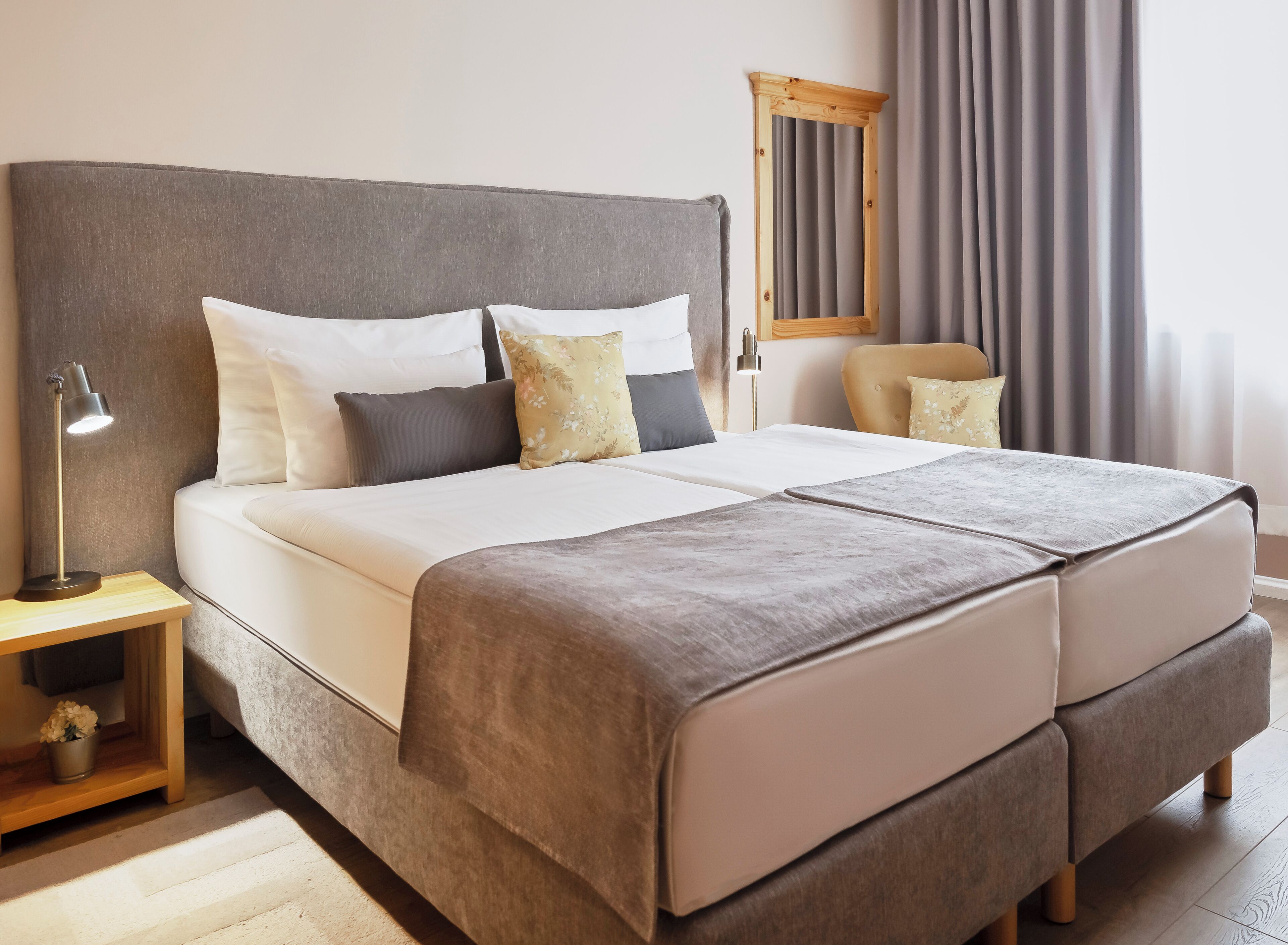 Desk, soundproofing, free WiFi, bed sheets