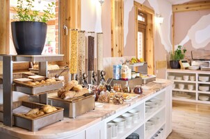 Una mesa de buffet con diversos alimentos y salsas.