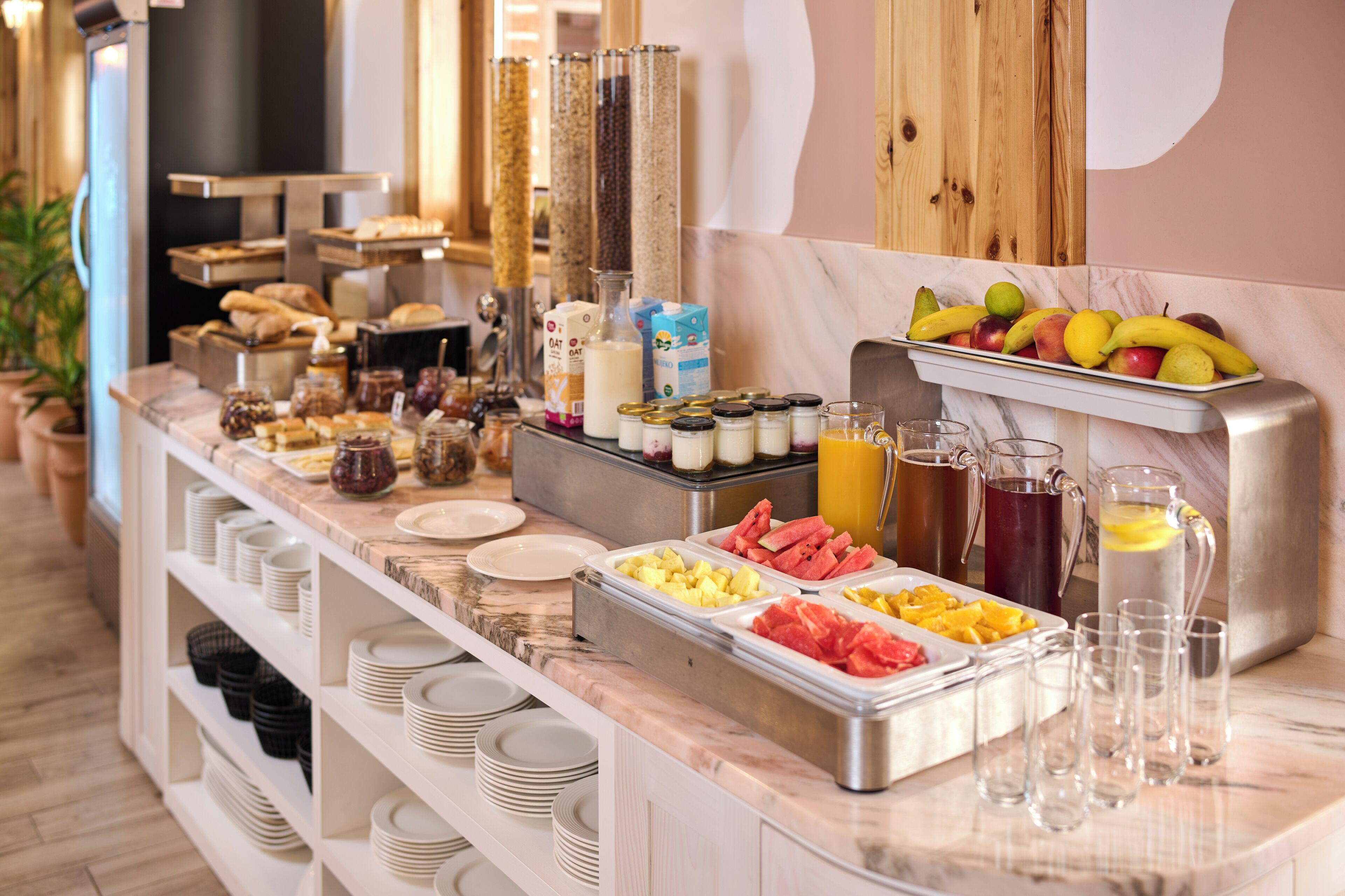 Un bufé con diferentes opciones de comida, bebidas y salsas.