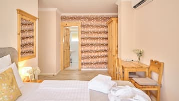 Chambre Confort Double ou avec lits jumeaux, vue cour intérieure | Bureau, chambres insonorisées, Wi-Fi gratuit, draps fournis