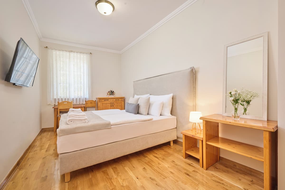 Standard-Doppel- oder -Zweibettzimmer, 1 Schlafzimmer, Stadtblick | 2 Schlafzimmer, Schreibtisch, schallisolierte Zimmer, kostenloses WLAN