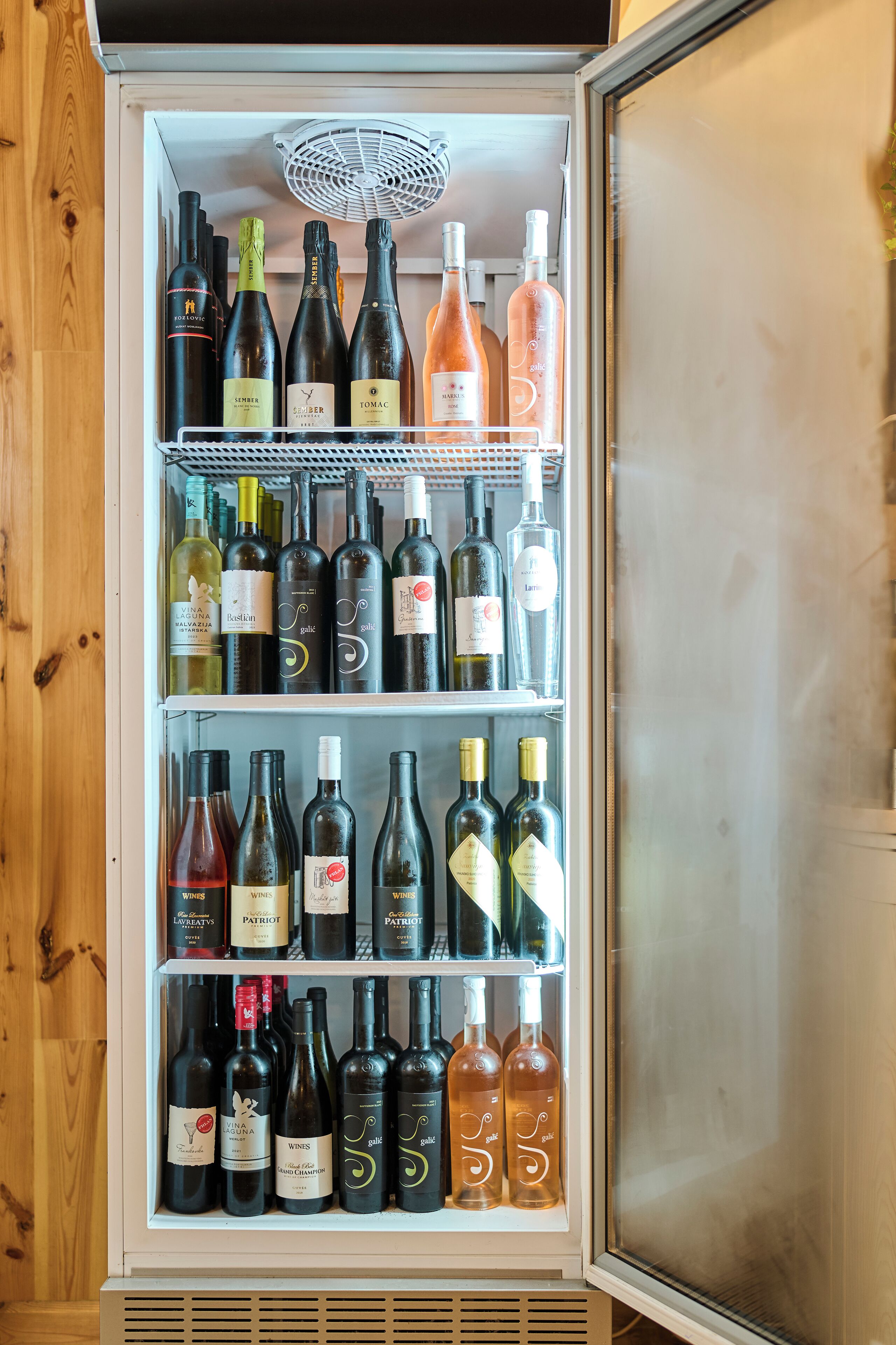 Ein Weinkühlschrank, gefüllt mit verschiedenen Weinflaschen.