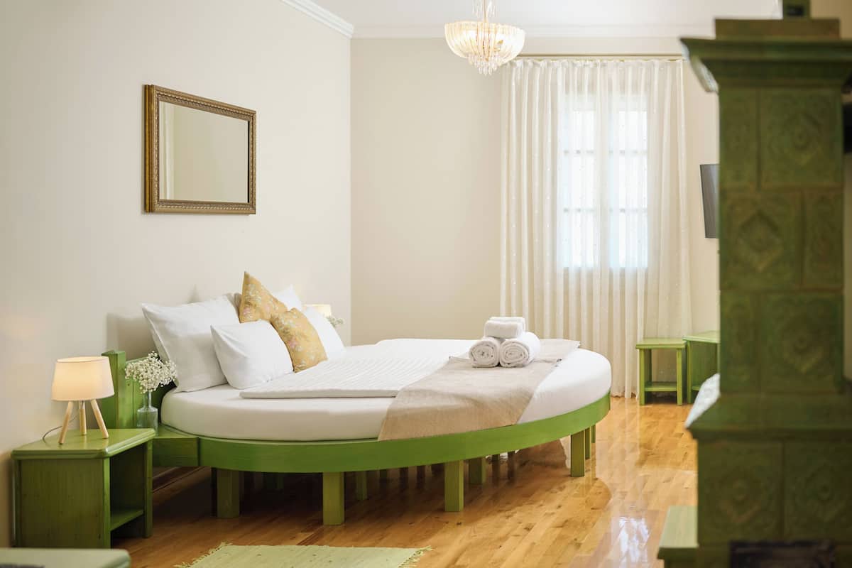 ;Double room with round bed