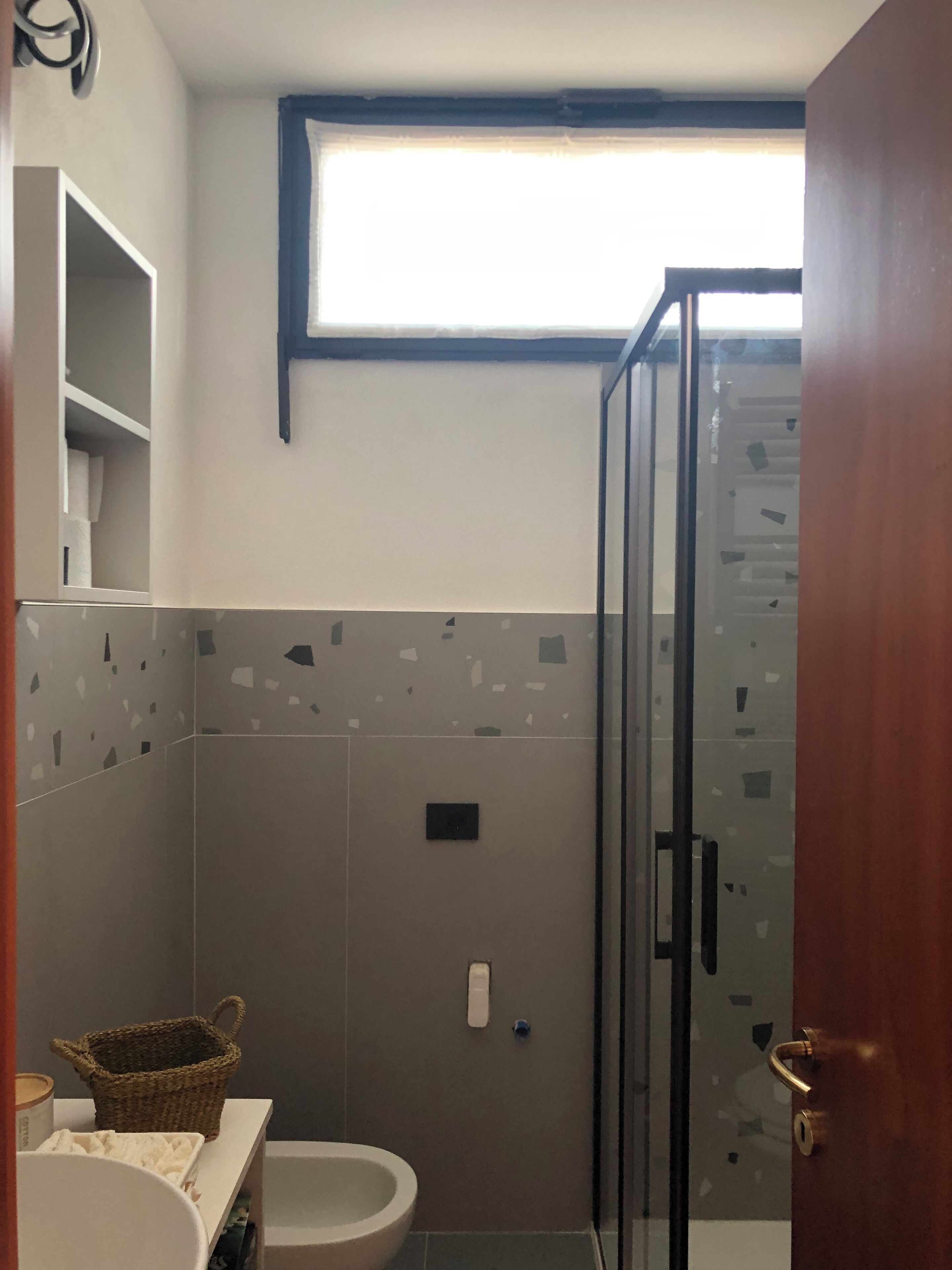 Douche, sèche-cheveux, bidet, serviettes fournies