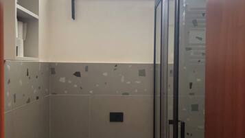 Dusche, Haartrockner, Bidet, Handtücher