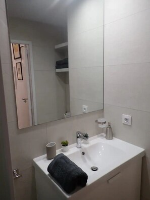 Haartrockner, Handtücher, Seife, Toilettenpapier