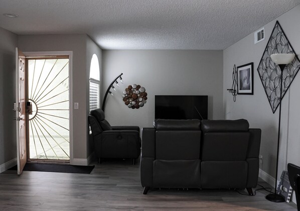 Interior - Cozy 2-bedroom condo! Your home away from home in Sunny Las Vegas!!! ๐ (Las Vegas)