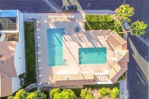 Outdoor pool - Cozy 2-bedroom condo! Your home away from home in Sunny Las Vegas!!! ๐ (Las Vegas)