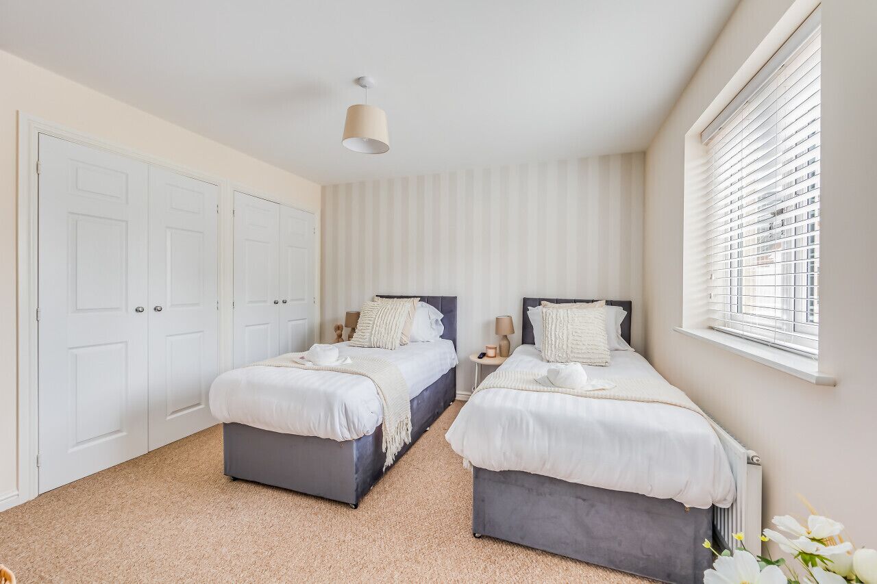 4 habitaciones, escritorio y tabla de planchar con plancha 