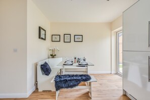 Dining - Beautiful Detached House • Free Parking • SmartTVs • Fast Wifi • Office (Northampton)