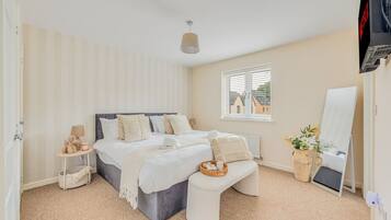 4 bedrooms, desk, iron/ironing board, travel cot