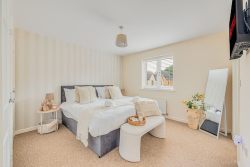 Beautiful Detached House • Free Parking • SmartTVs • Fast Wifi • Office