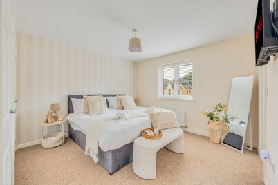 Beautiful Detached House • Free Parking • SmartTVs • Fast Wifi • Office