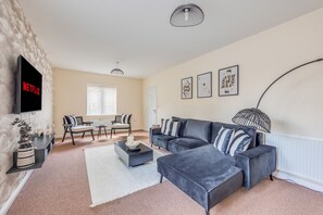 Smart TV - Beautiful Detached House • Free Parking • SmartTVs • Fast Wifi • Office (Northampton)