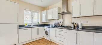 Beautiful Detached House • Free Parking • SmartTVs • Fast Wifi • Office