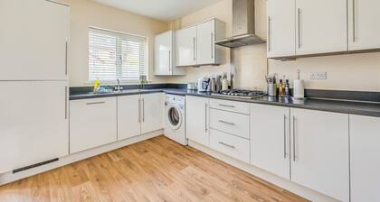 Beautiful Detached House âą Free Parking âą SmartTVs âą Fast Wifi âą Office