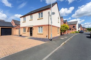 Exterior - Beautiful Detached House • Free Parking • SmartTVs • Fast Wifi • Office (Northampton)