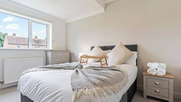 4 bedrooms, iron/ironing board, WiFi, bed sheets