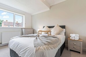 4 bedrooms, iron/ironing board, WiFi, bed sheets